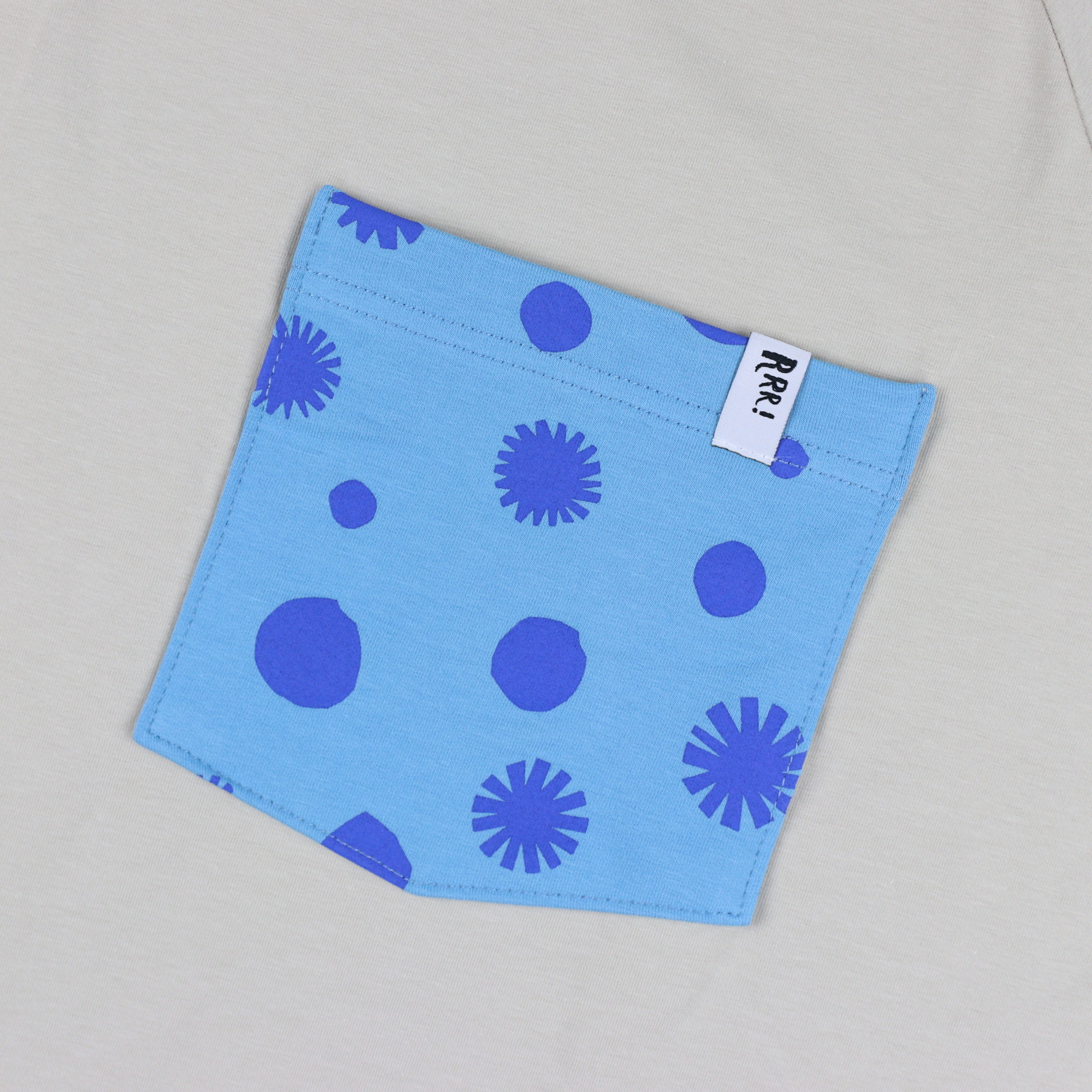 T-shirt beżowy z kieszonką w kropki
