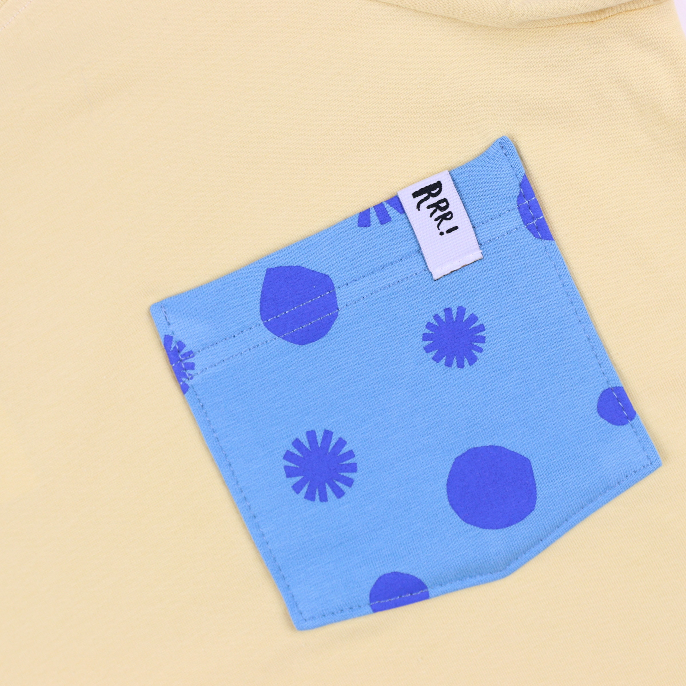 T-shirt żółty z kieszonką w kropki