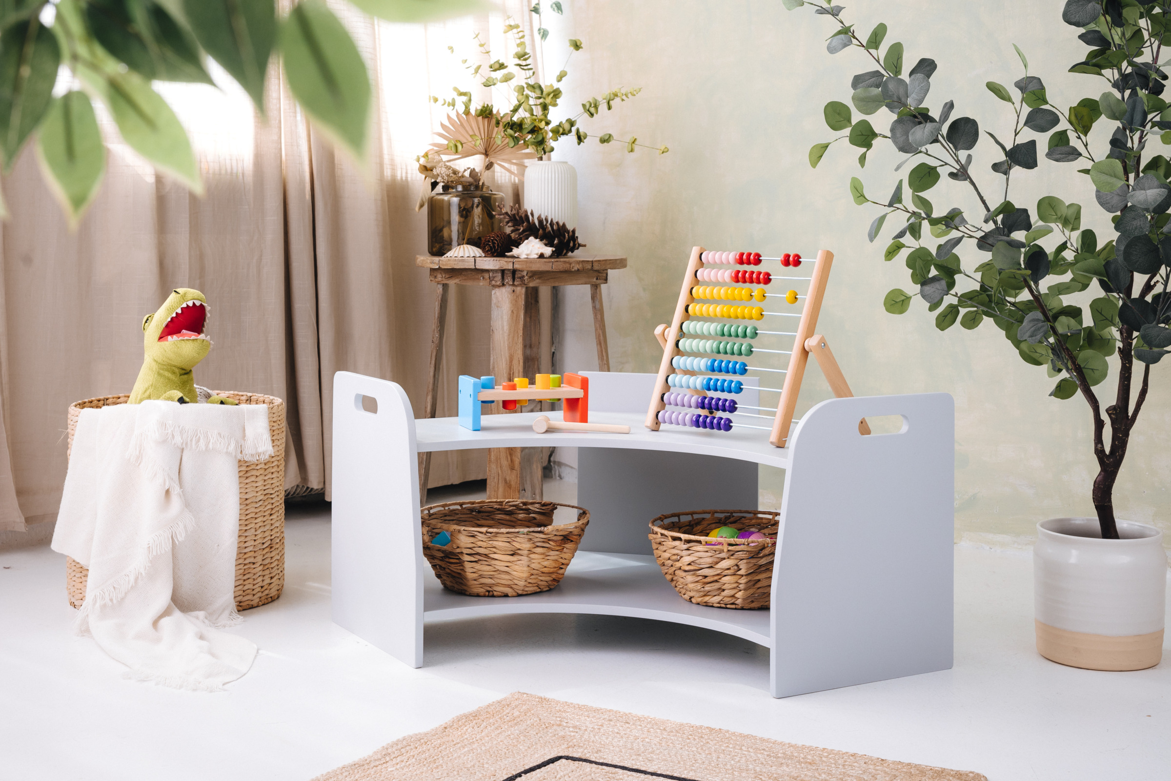 Niska narożna półka na zabawki Montessori